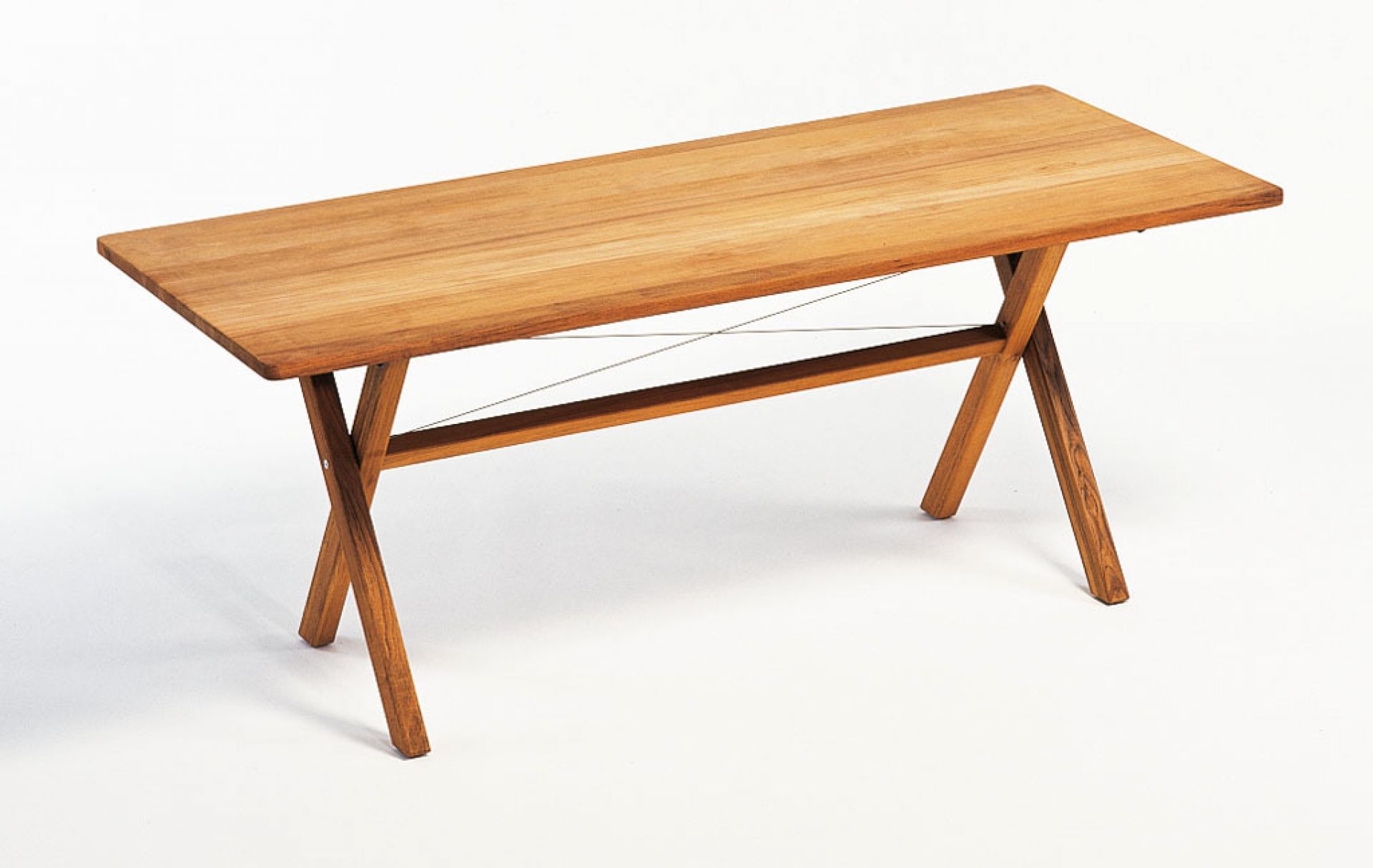 Weishäupl Cross Tisch klappbar, 180 cm breit, aus Holz mit X-förmigem Gestell.